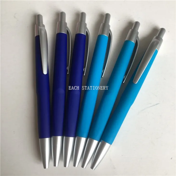 Tani gumowy długopis z nadrukiem z logo